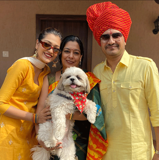 Palak Jain with father and mother 